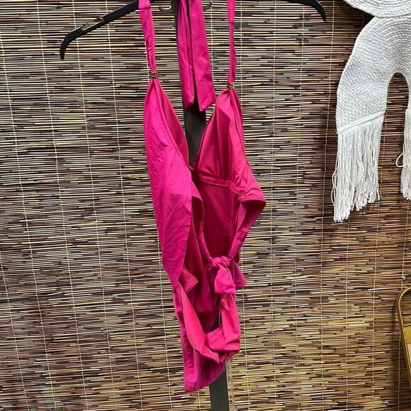 Bar Iii Womens Solid Cowlneck One-Piece Swimsuit Ruby Size Medium - Picture 3 of 3